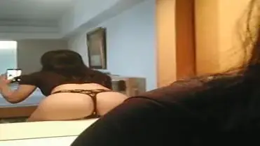 Siskaeee Pamer Pantat Di Kaca