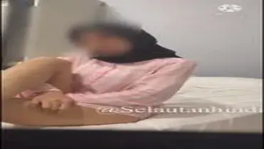 Ukhti Hijab Cantik Pasrah Digenjot Di Kasur